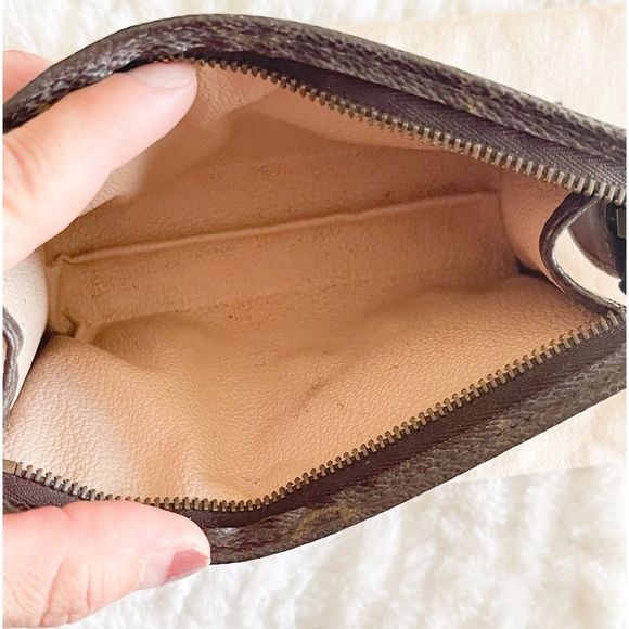 ❗️SOLD❗️LOUIS VUITTON Monogram Toiletry Pouch - Picture 8 of 9